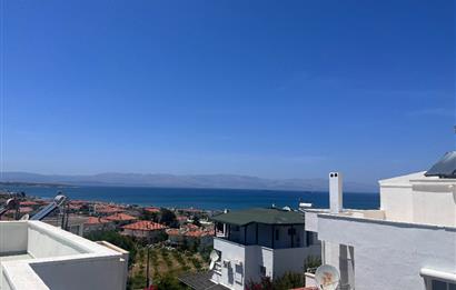 Çeşme Çiftlikköy'de Teraslı ve Deniz Manzaralı 2+1 Villa