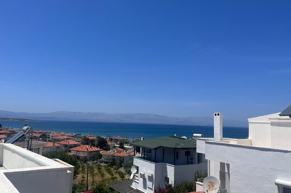 Çeşme Çiftlikköy'de Teraslı ve Deniz Manzaralı 2+1 Villa