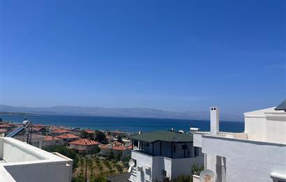 Çeşme Çiftlikköy'de Teraslı ve Deniz Manzaralı 2+1 Villa
