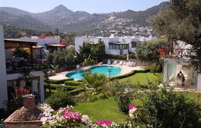 Yalıkavak Marina' da Havuzlu Sitede Eşyalı 2+2 Bahçe Katı Kiralık Daire