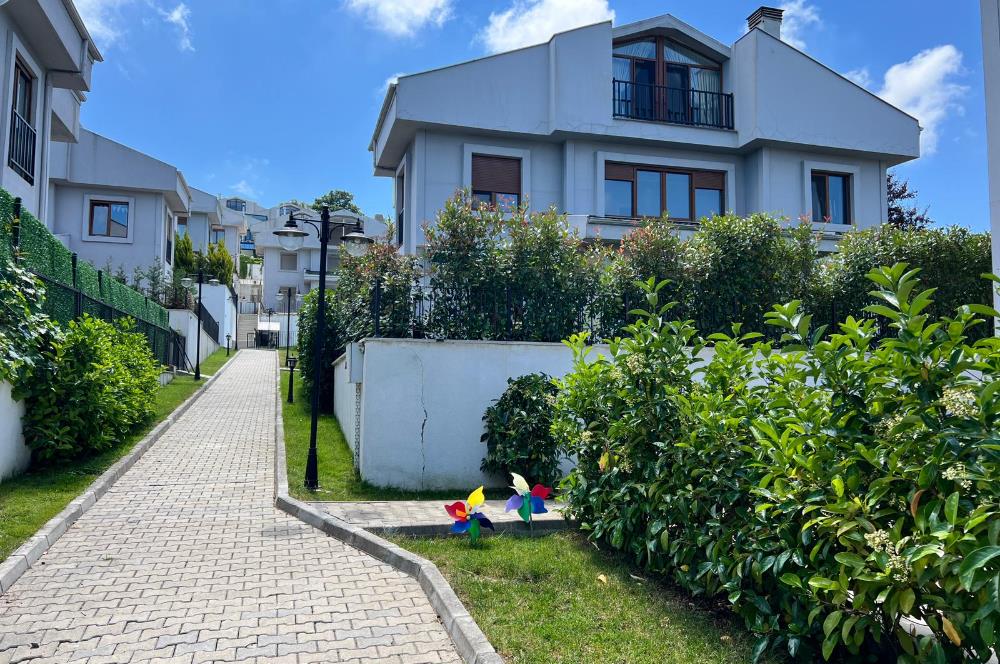 Uskumruköy 1. Cadde'ye Yakın Butik Sitede Satılık Müstakil Villa 