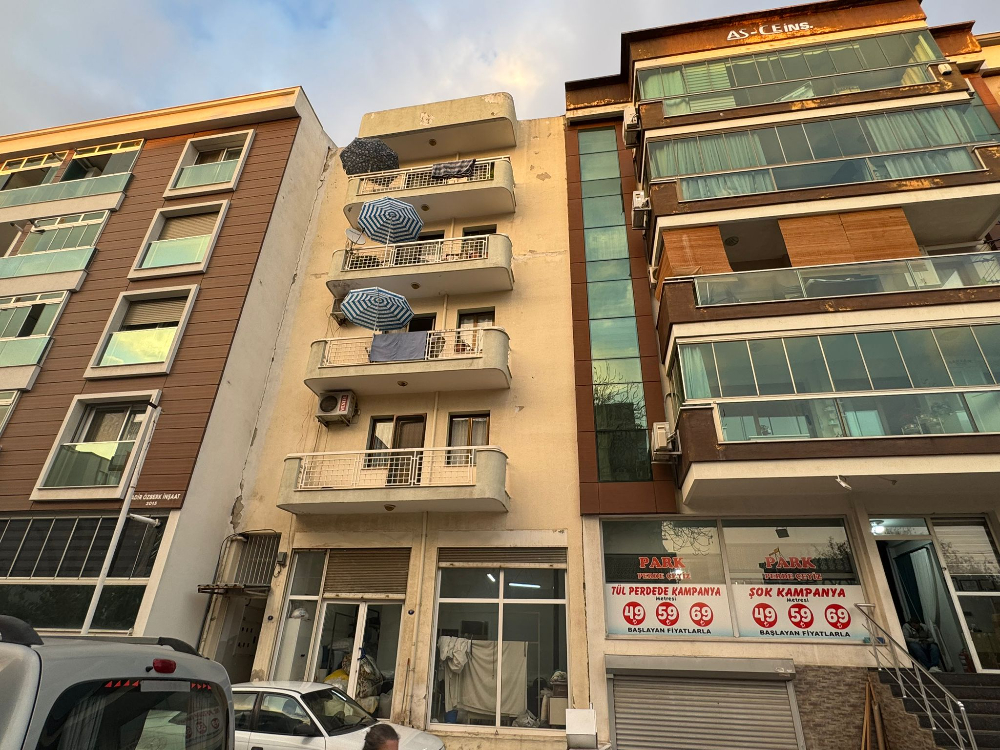 Karşıyaka Demirköprü'de Merkezi Konumda 2+1 Satılık Daire 