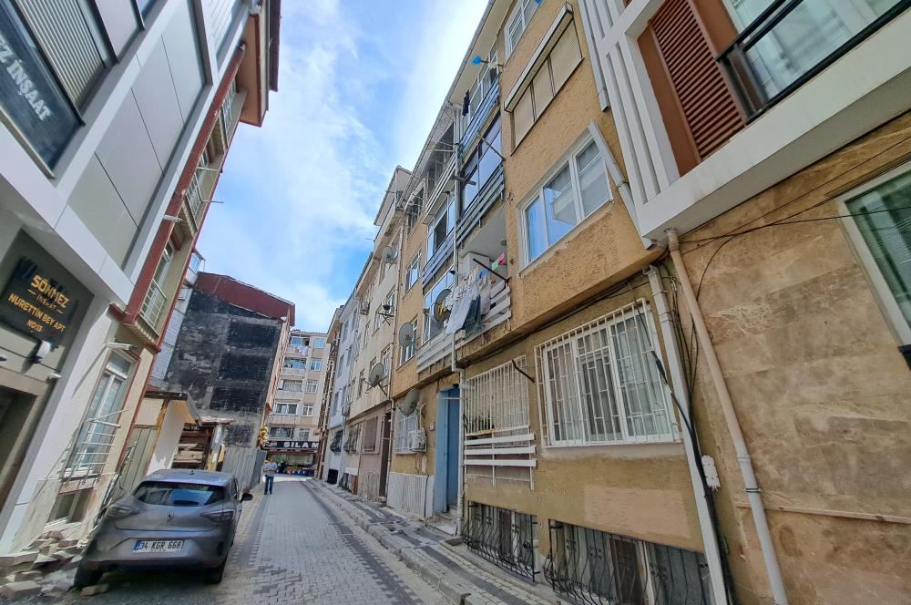 Üsküdar Zeynep Kamil'de Güney Cepheli,Balkonlu 2+1 Satılık Daire       
