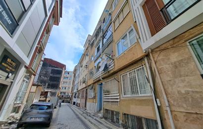 Üsküdar Zeynep Kamil'de Güney Cepheli,Balkonlu 2+1 Satılık Daire       