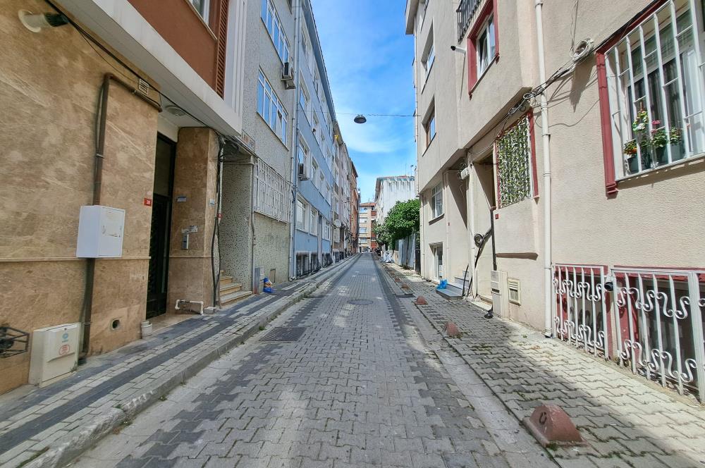 Üsküdar Zeynep Kamil'de Güney Cepheli,Balkonlu 2+1 Satılık Daire       
