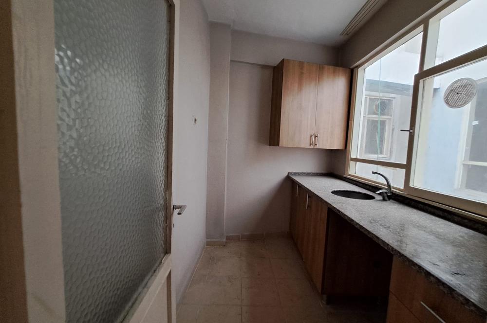Üsküdar Zeynep Kamil'de Güney Cepheli,Balkonlu 2+1 Satılık Daire       