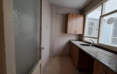 Üsküdar Zeynep Kamil'de Güney Cepheli,Balkonlu 2+1 Satılık Daire       