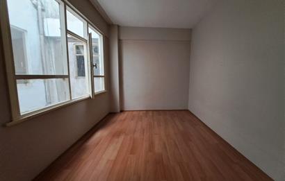 Üsküdar Zeynep Kamil'de Güney Cepheli,Balkonlu 2+1 Satılık Daire       