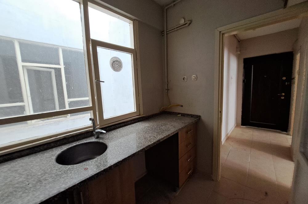 Üsküdar Zeynep Kamil'de Güney Cepheli,Balkonlu 2+1 Satılık Daire       
