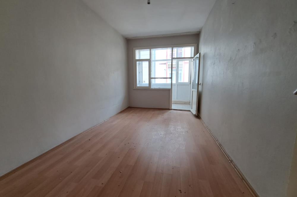 Üsküdar Zeynep Kamil'de Güney Cepheli,Balkonlu 2+1 Satılık Daire       