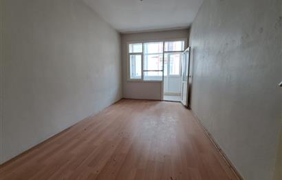 Üsküdar Zeynep Kamil'de Güney Cepheli,Balkonlu 2+1 Satılık Daire       