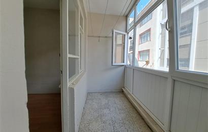 Üsküdar Zeynep Kamil'de Güney Cepheli,Balkonlu 2+1 Satılık Daire       