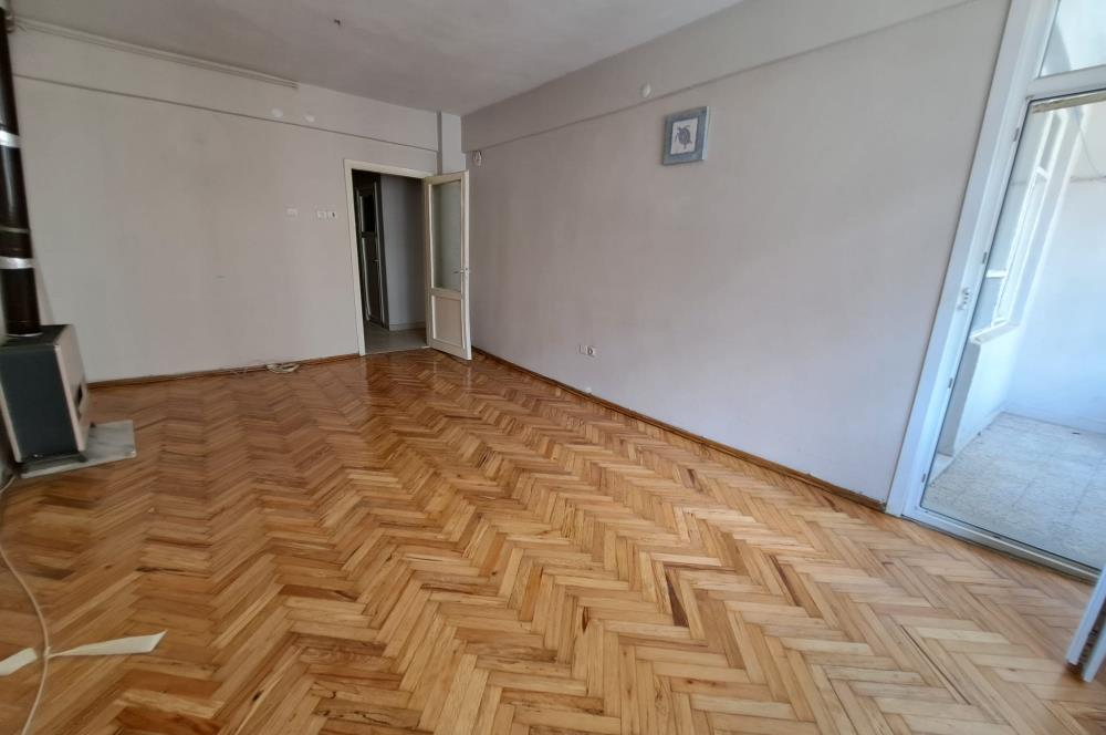 Üsküdar Zeynep Kamil'de Güney Cepheli,Balkonlu 2+1 Satılık Daire       