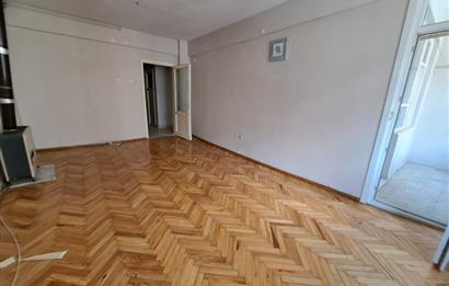 Üsküdar Zeynep Kamil'de Güney Cepheli,Balkonlu 2+1 Satılık Daire       