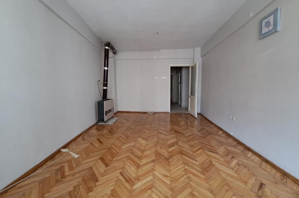 Üsküdar Zeynep Kamil'de Güney Cepheli,Balkonlu 2+1 Satılık Daire       