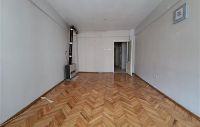 Üsküdar Zeynep Kamil'de Güney Cepheli,Balkonlu 2+1 Satılık Daire       