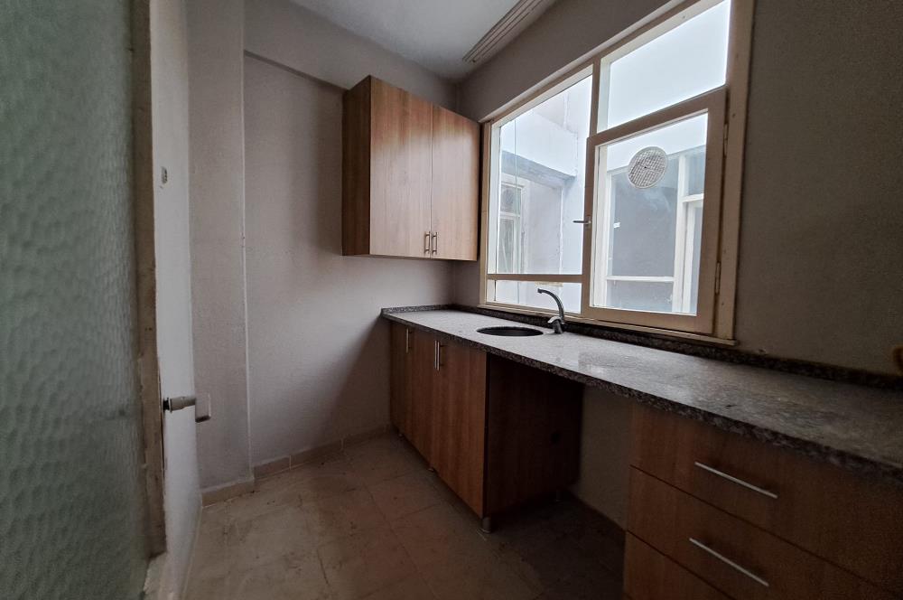 Üsküdar Zeynep Kamil'de Güney Cepheli,Balkonlu 2+1 Satılık Daire       