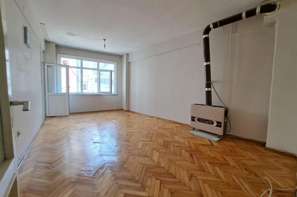 Üsküdar Zeynep Kamil'de Güney Cepheli,Balkonlu 2+1 Satılık Daire       
