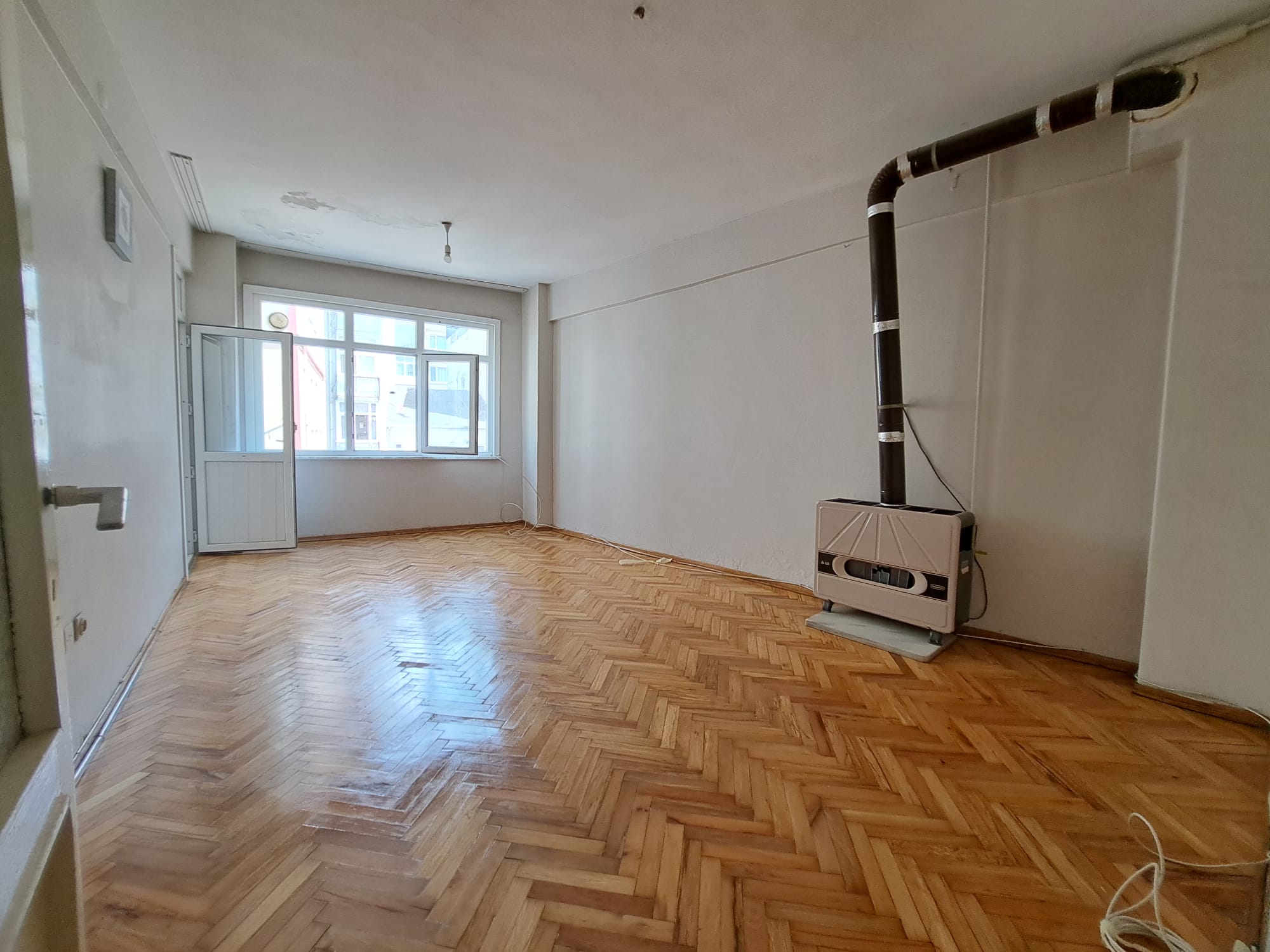Üsküdar Zeynep Kamil'de Güney Cepheli,Balkonlu 2+1 Satılık Daire       