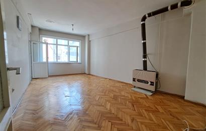 Üsküdar Zeynep Kamil'de Güney Cepheli,Balkonlu 2+1 Satılık Daire       