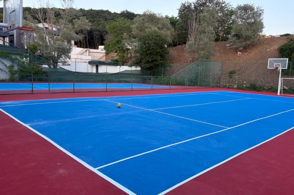 Güller Vadisi'nde Köşe Konumda Şerefiyeli Geniş Bahçeli Villa