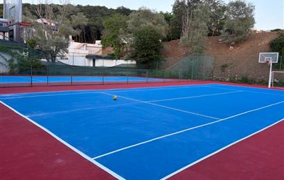 Güller Vadisi'nde Köşe Konumda Şerefiyeli Geniş Bahçeli Villa