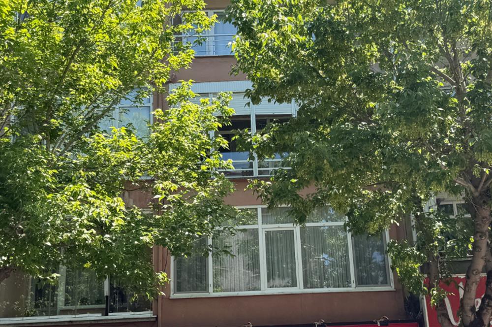 C21 İZ'den Ankara Caddesi Satılık 3+1  Ara kat Daire. 