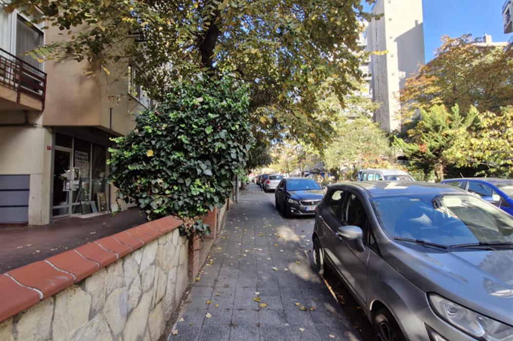 KADIKÖY ZÜHTÜPAŞA'DA MERKEZİ KONUMDA KİRALIK DÜKKAN