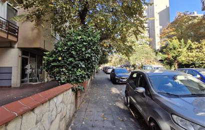 KADIKÖY ZÜHTÜPAŞA'DA MERKEZİ KONUMDA KİRALIK DÜKKAN