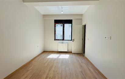 KOŞUYOLU ANA CADDE ÜZERİNDE OTURUMA HAZIR SIFIR 3+1 SATILIK