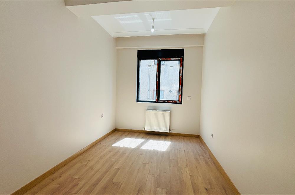 KOŞUYOLU ANA CADDE ÜZERİNDE OTURUMA HAZIR SIFIR 3+1 SATILIK