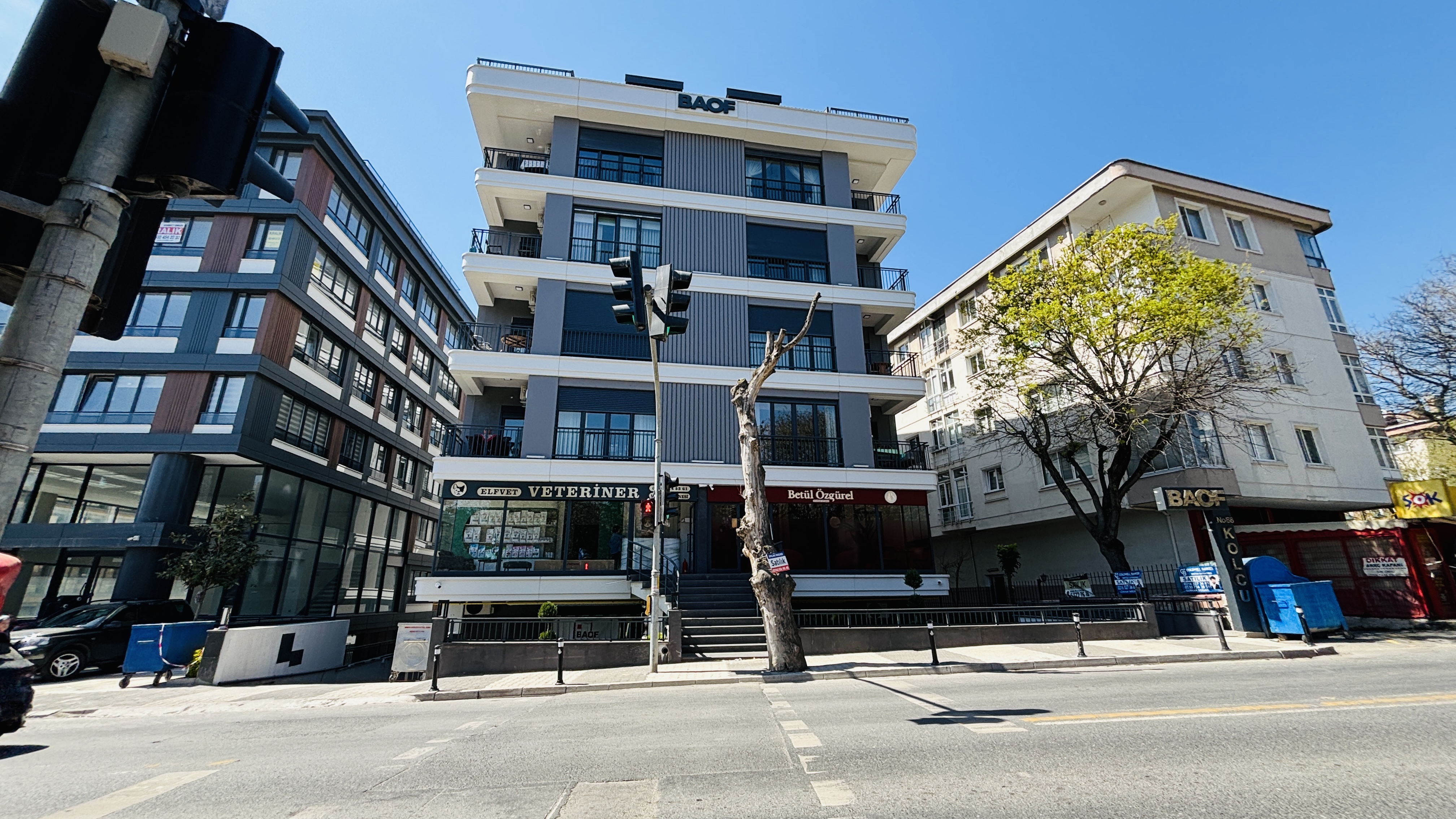 KOŞUYOLU ANA CADDE ÜZERİNDE OTURUMA HAZIR SIFIR 3+1 SATILIK