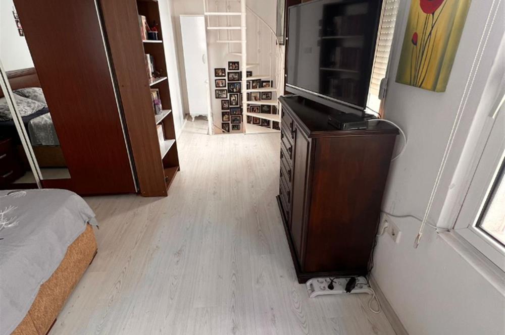 Kumbahçe'de Denize 50m, Eşyalı 1+1 Kiralık Dubleks Daire 