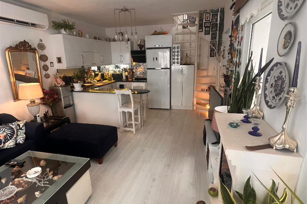 Kumbahçe'de Denize 50m, Eşyalı 1+1 Kiralık Dubleks Daire 
