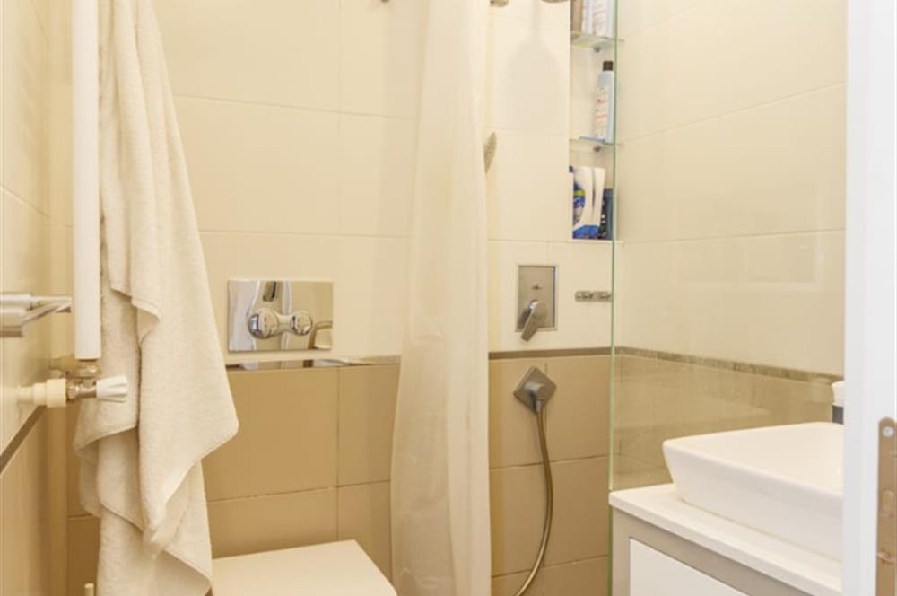 ALTUNİZADE ÖZEL BİR DAİRE BAHÇE KATI KİRALIK