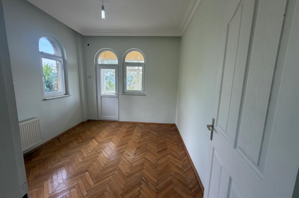 Serdivan'da Satılık 6+1 Tripleks Villa, Geniş Bahçeli