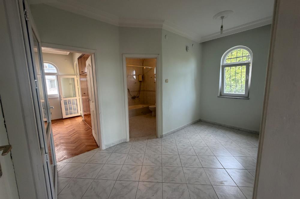 Serdivan'da Satılık 6+1 Tripleks Villa, Geniş Bahçeli
