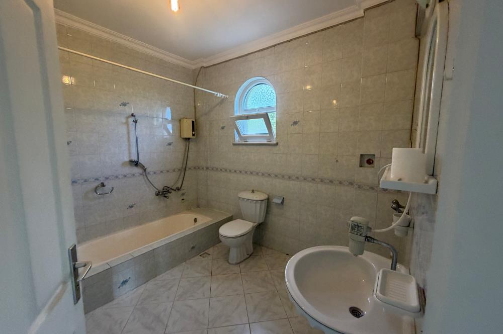 Serdivan'da Satılık 6+1 Tripleks Villa, Geniş Bahçeli