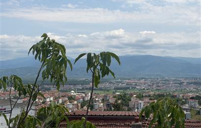 Serdivan'da Satılık 6+1 Tripleks Villa, Geniş Bahçeli