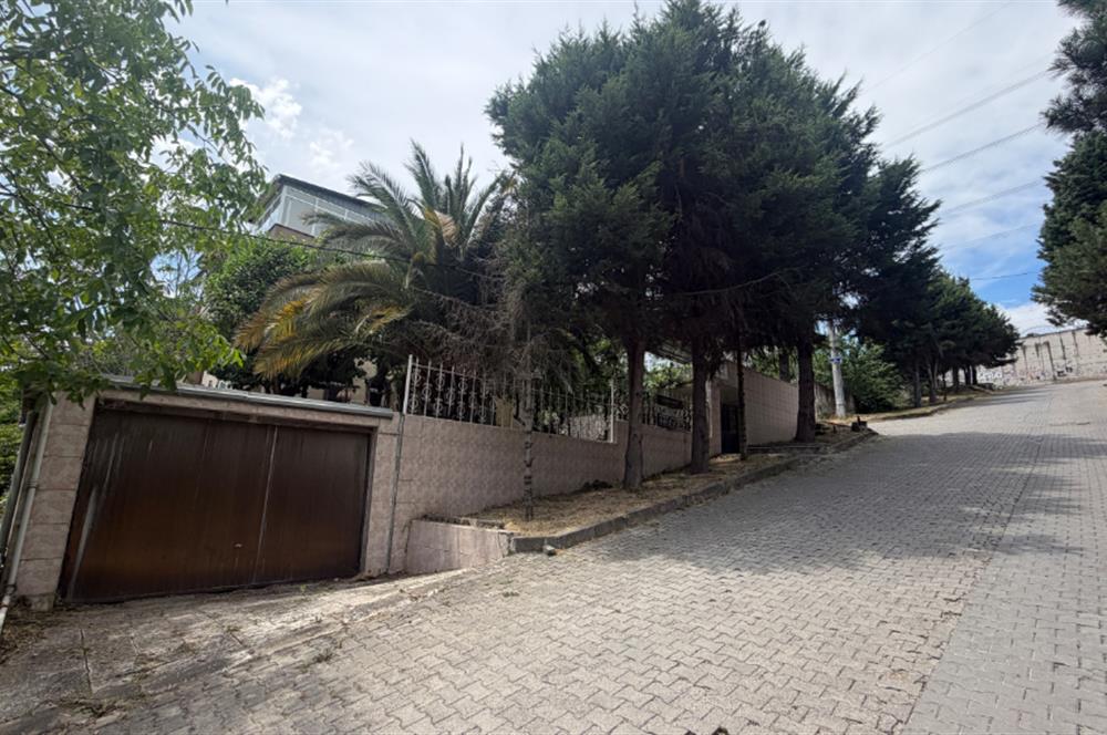 Serdivan'da Satılık 6+1 Tripleks Villa, Geniş Bahçeli