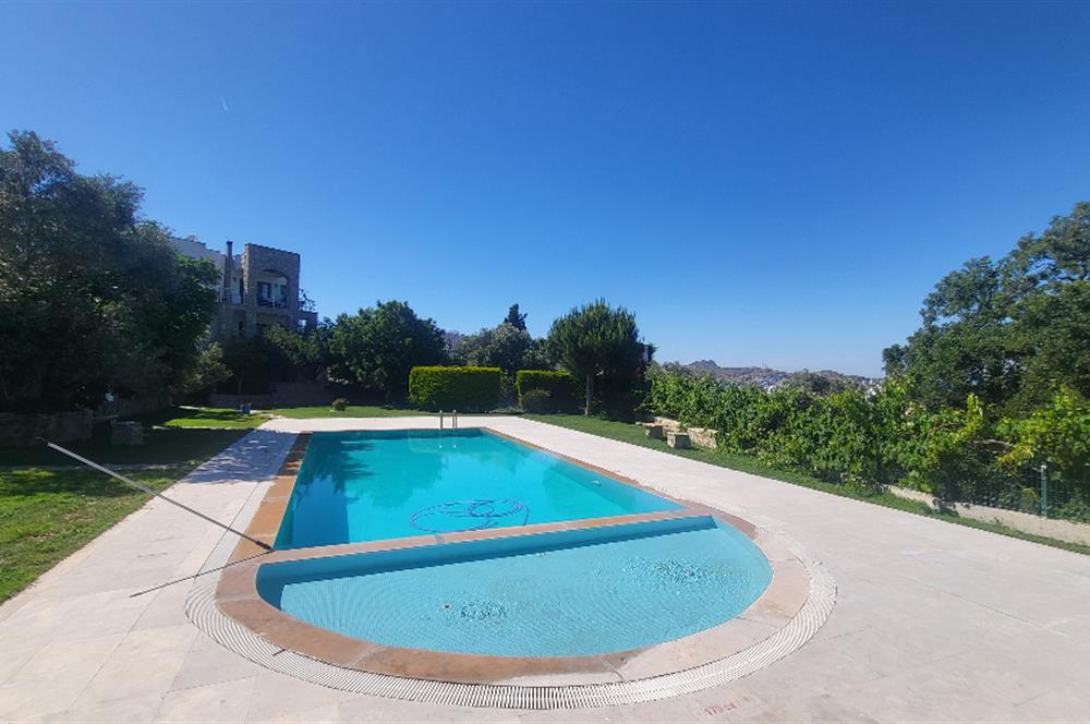 Yalıkavak'ta Havuzlu Sitede Eşyalı 2+1 Kiralık Daire