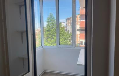 Atakent'te Metro Yakını, 4 Balkonlu, Kiralık 3+1 Daire