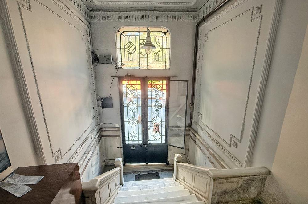 Beyoğlu İnönü Caddesi'nde Komple Satılık 7 Katlı Bina