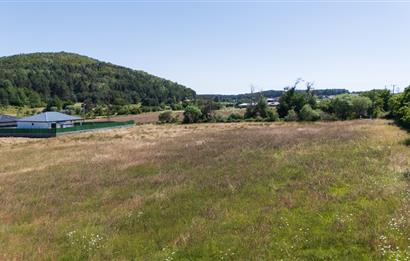 C21 Cius; Köy İçi İmarlı 3 Villa Projesine Uygun 1.500 m² Arsa