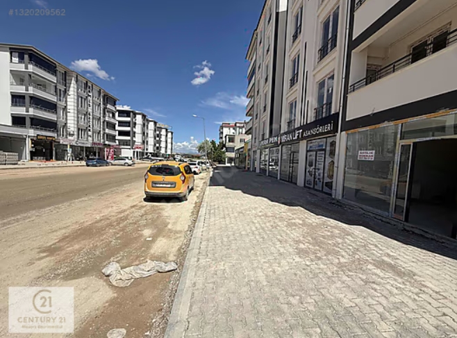CADDE ÜZERİ HER İŞE UYGUN KÖŞE 125M2 TAKASLI