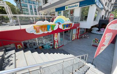BAĞDAT CAD. CADDEBOSTAN' DA 180 M2 + DEPO BACALI KİRALIK DÜKKAN