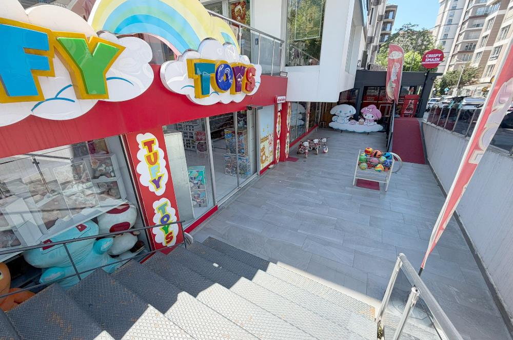BAĞDAT CAD. CADDEBOSTAN' DA 180 M2 + DEPO BACALI KİRALIK DÜKKAN