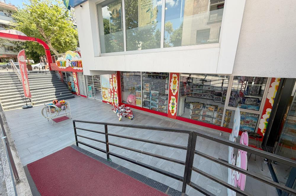 BAĞDAT CAD. CADDEBOSTAN' DA 180 M2 + DEPO BACALI KİRALIK DÜKKAN