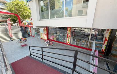 BAĞDAT CAD. CADDEBOSTAN' DA 180 M2 + DEPO BACALI KİRALIK DÜKKAN