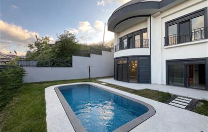 Zekeriyaköy Çarşıda Müstakil Havuzlu, 5+2 Müstakil Villa